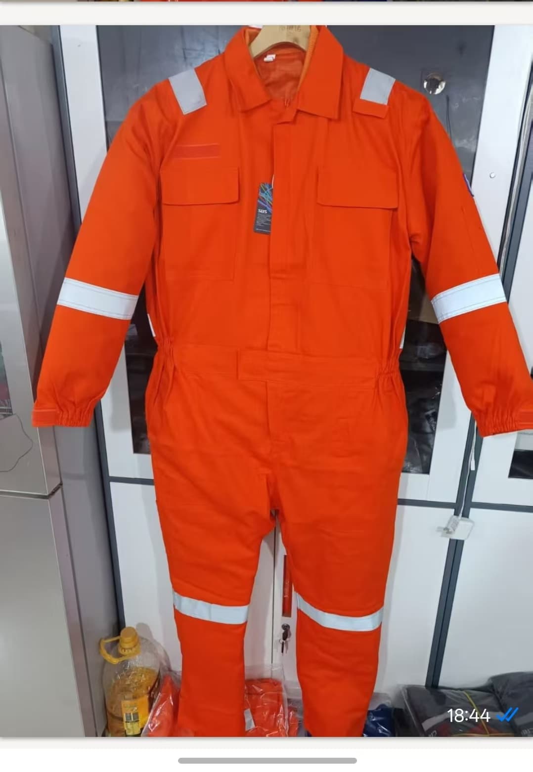 Orange workwear with silver-colored strips on the shoulders, sleeves and lower legs.